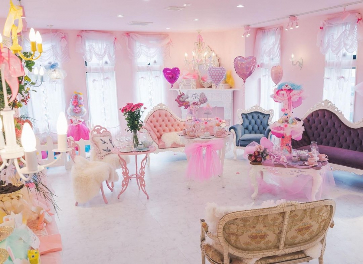 橋本Sari 有著一頭金色長髮,家中的裝潢和佈置都是偏粉紅色豪華風