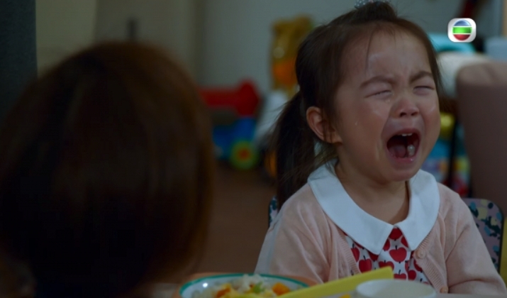 找不到爸爸的小女孩當然十分害怕，在一間玩具店前大哭起來