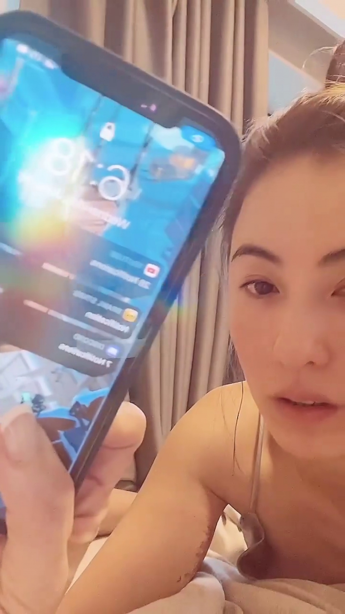 張柏芝曾在 IG 限時動態分享一段叫醒二兒子 Quintus 起床上學的短片,片中的 Quintus 似乎很享受在睡夢中
