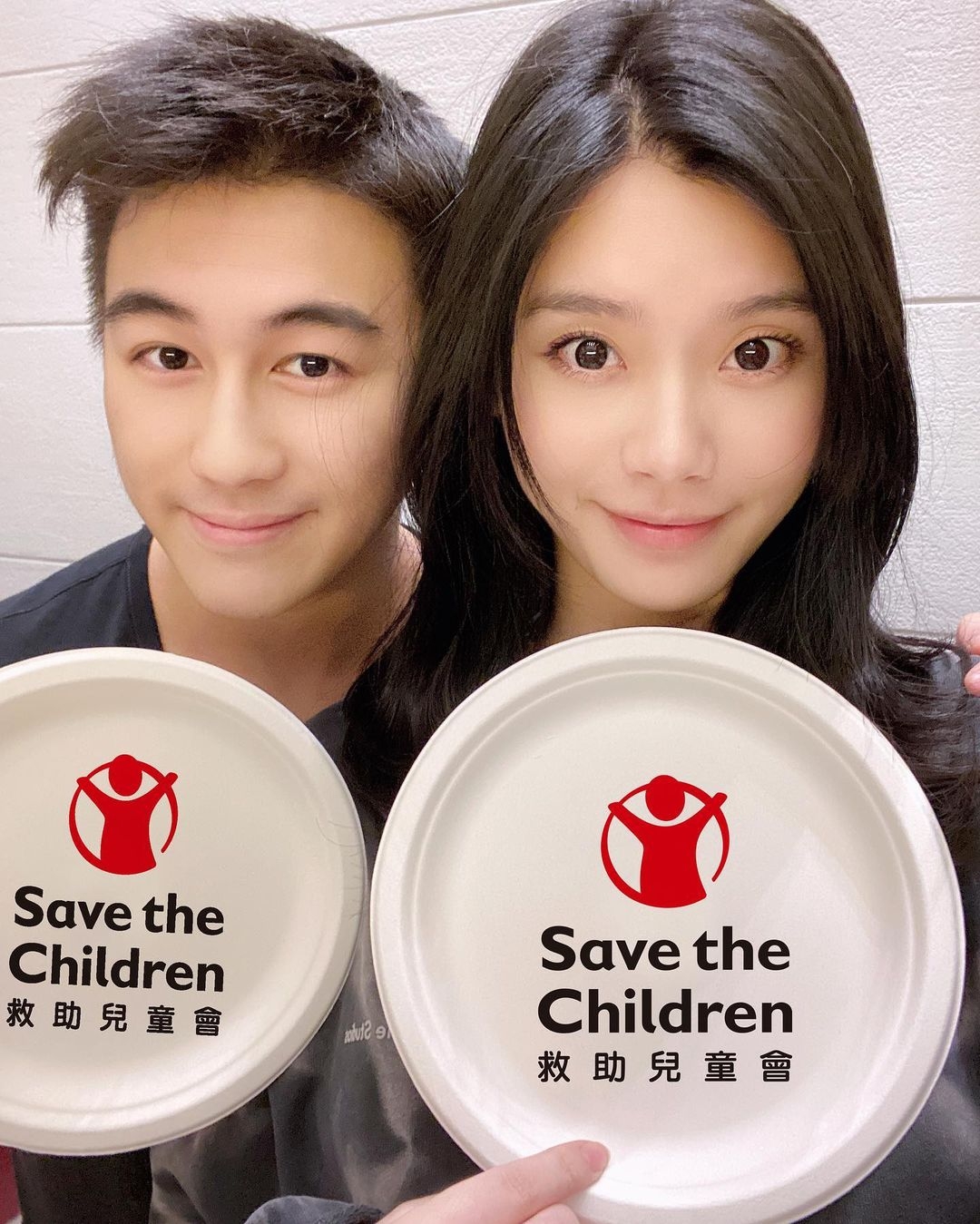 何猷君在紀念冊中提到「睇相佬話有3個女朋友」，隨即有人就翻看何猷君過往的情史。