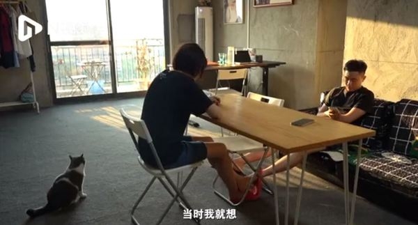 每月出糧的日子都跟女友出門採購,添置傢俬、電器,卻不失為一種生活情趣