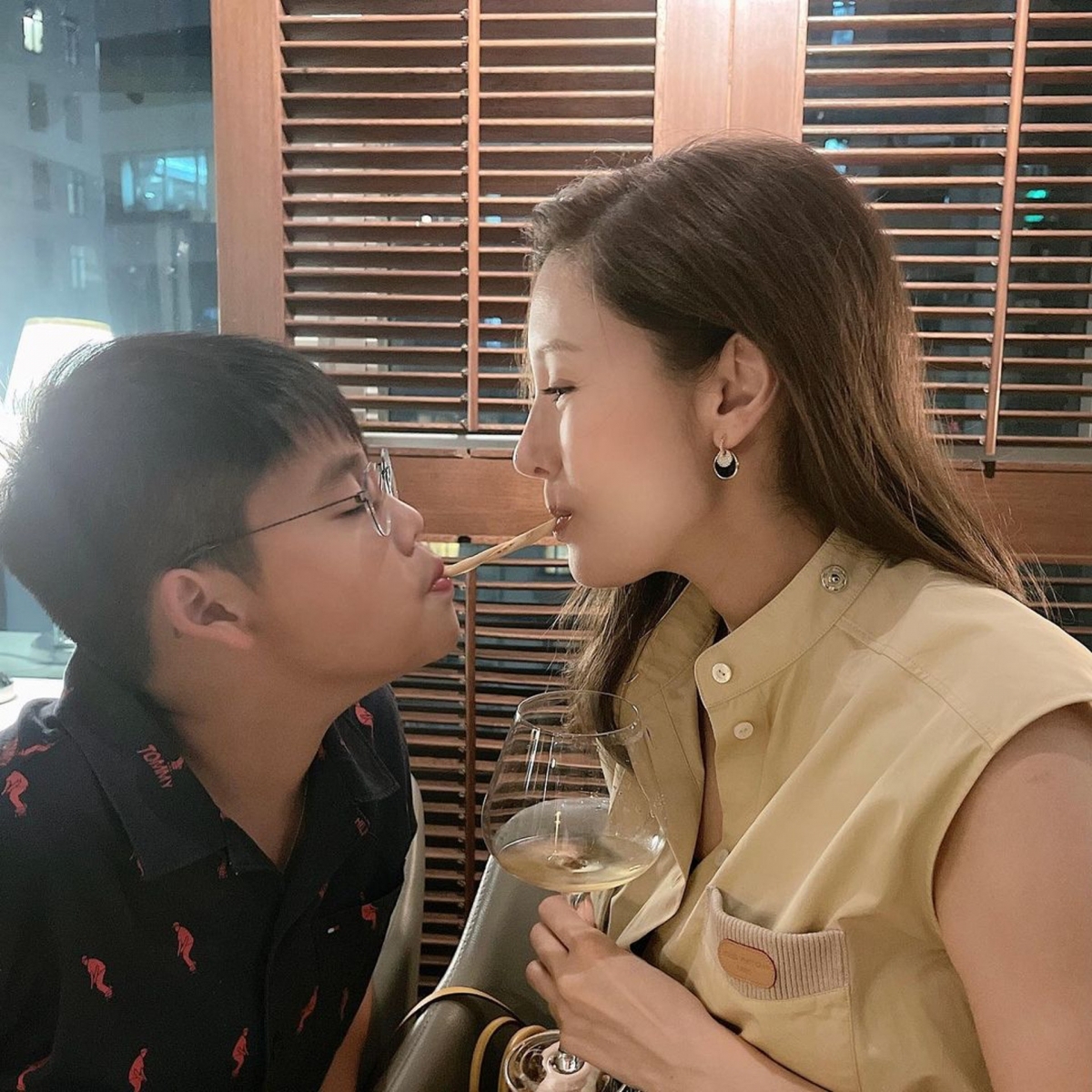 李嘉欣跟老公許晉亨 7 日帶兒子 Jayden 外出用餐,並罕有的曬出 3 張家庭照