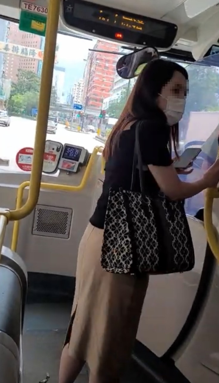 誰知該女子情緒更激動,大聲反駁:「點會過咗兩個車位呀?點為之一個車位?」