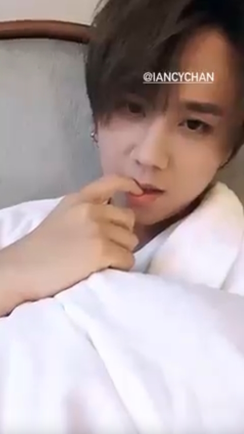 穿著浴袍的姜濤,先是對著鏡頭用嬌嗲的表情咬著手指