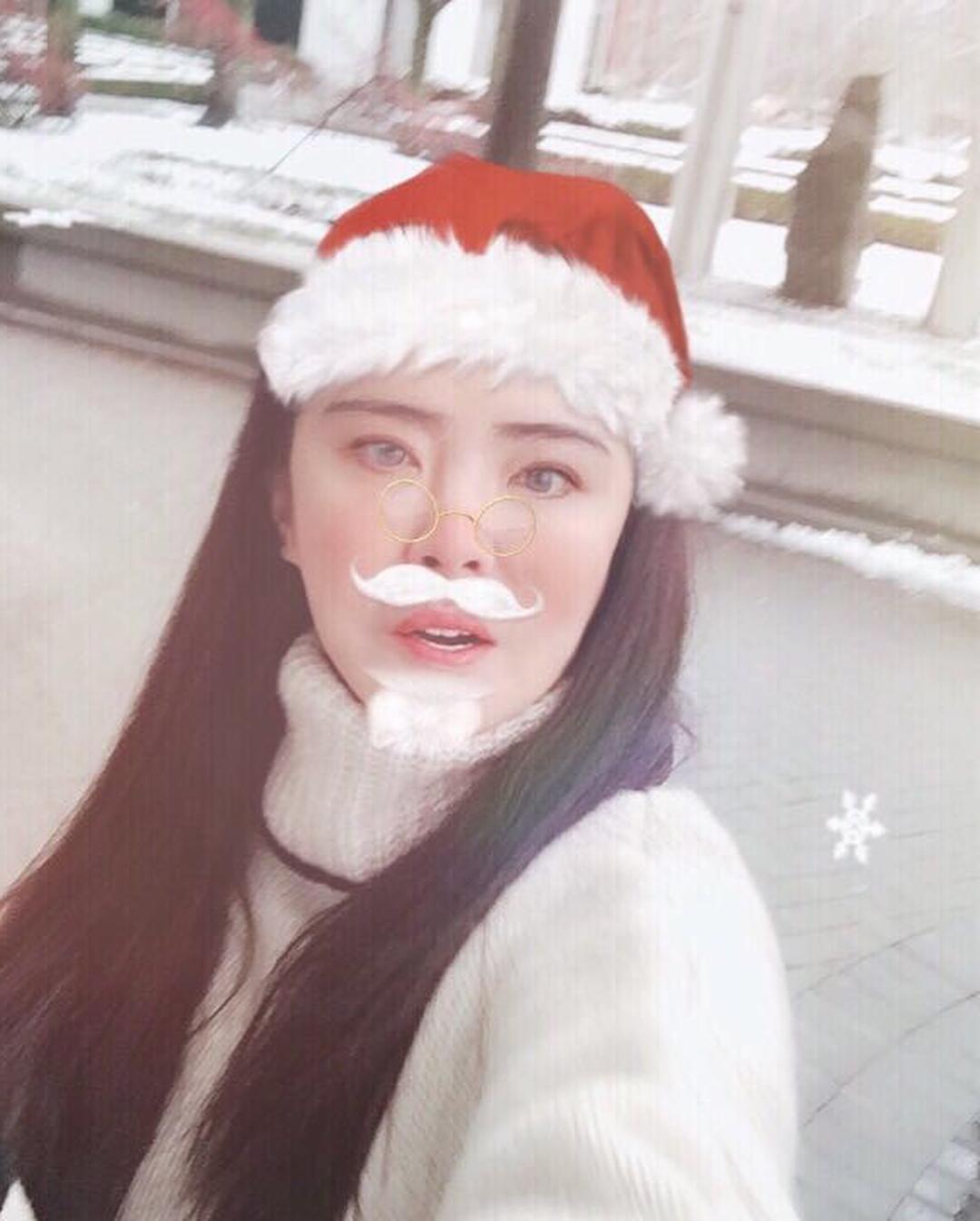 正所謂歲月不饒人,雖然王祖賢曾經貴為影圈一代女神,風華絕代,不過不少網民亦認為王祖賢的近照略有「P圖過度」之嫌,似乎依然未接受容顏老去的事實!