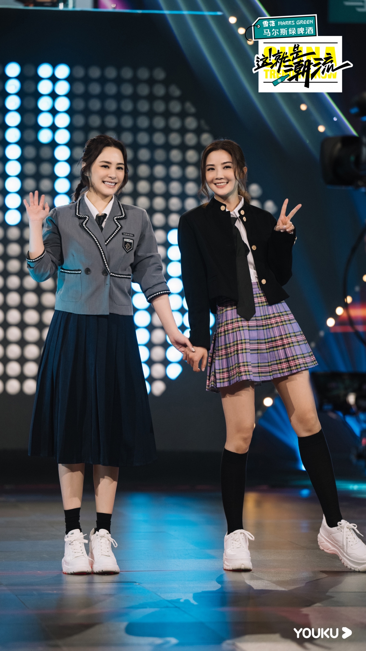 蔡卓妍(阿Sa)及鍾欣潼(阿嬌)為配合《這就是潮流》的節目主題「世界上的另一個我」,而展示出七個場景的閨蜜穿搭