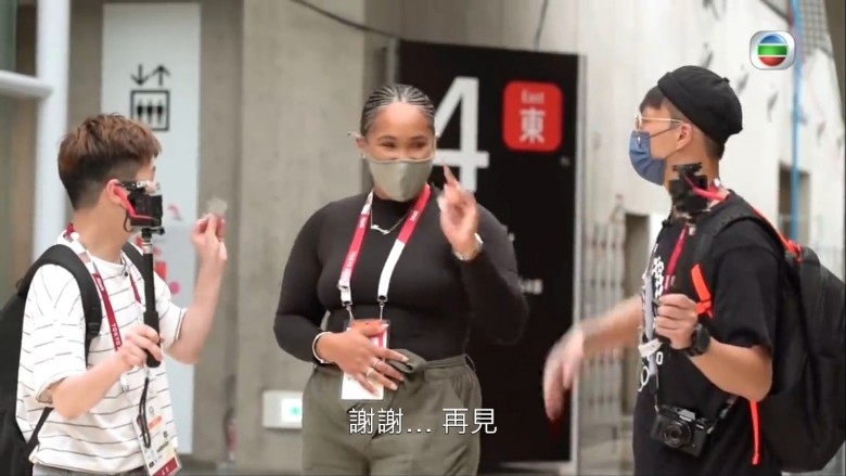 周奕瑋就積極用流利的英文向外國美女搭訕