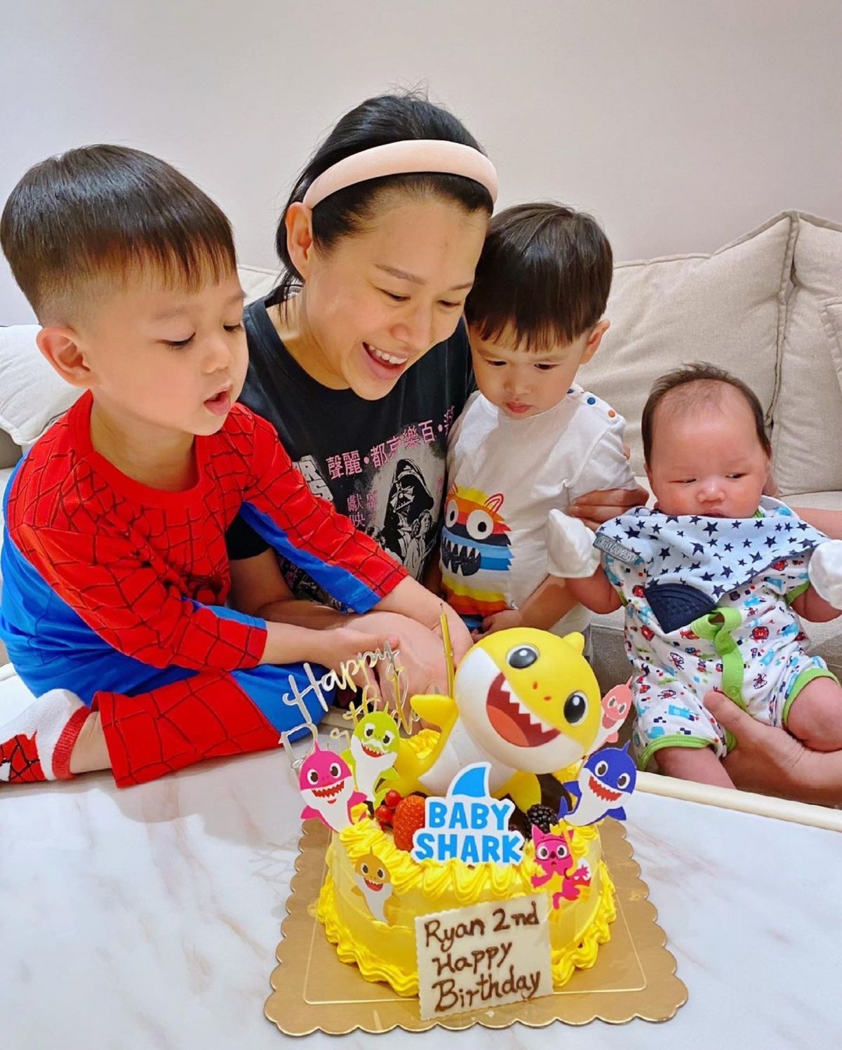 胡杏兒在 2015 年嫁給金融業 CEO 老公李乘德 Philip,婚後育有 3 個兒子