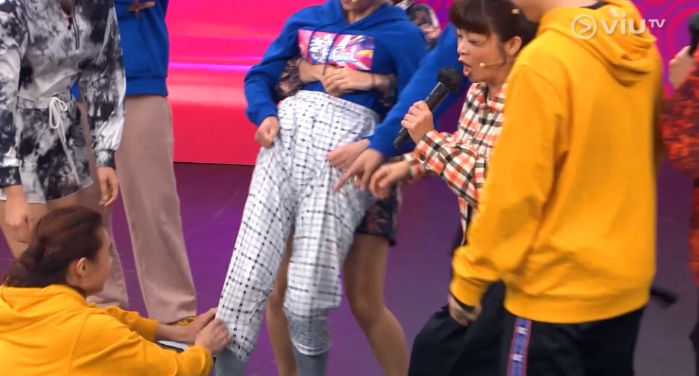 陳嘉倩杜汶澤｜陳嘉倩在《考有feel》竟把 Mirror 要著的睡褲著上身，令到 Mirror 隊要除她褲才可以完成任務。