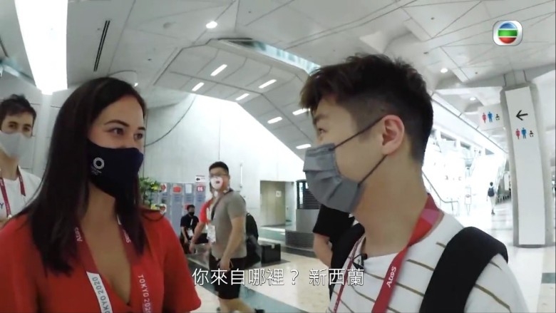 周奕瑋就積極用流利的英文向外國美女搭訕