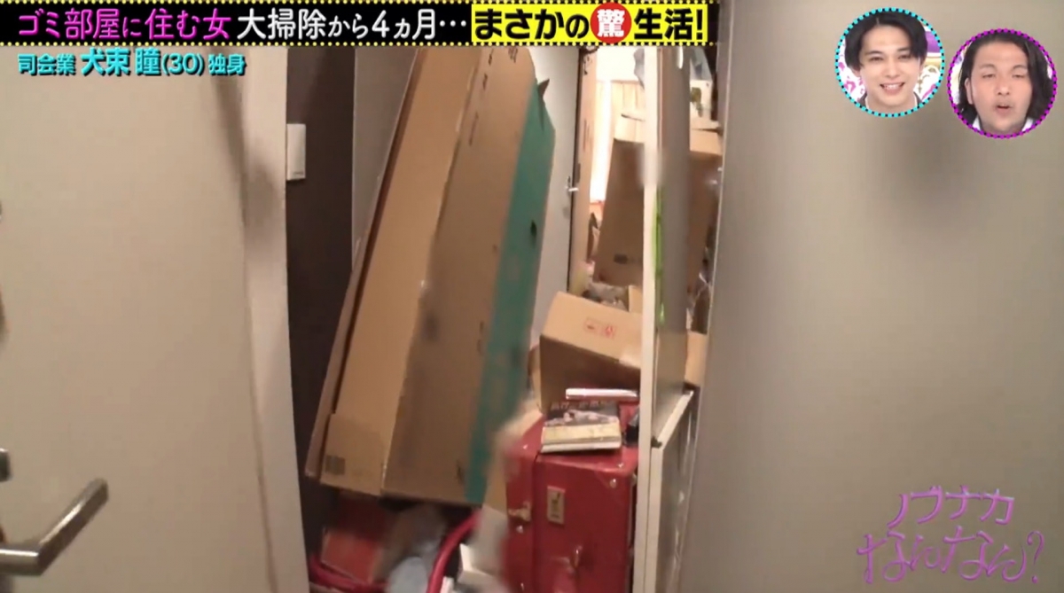 一開門就有滿滿的雜物在眼前,還把通道塞得無處可進,讓人懷疑是否誤進了垃圾房的門口