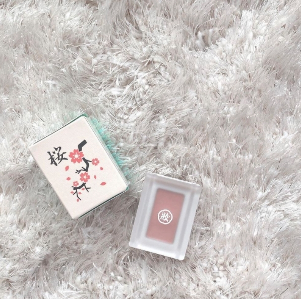 麻雀眼影除了傳統的花色梅蘭菊竹之外,和粧還特別推出了特別隱藏版的「櫻」!