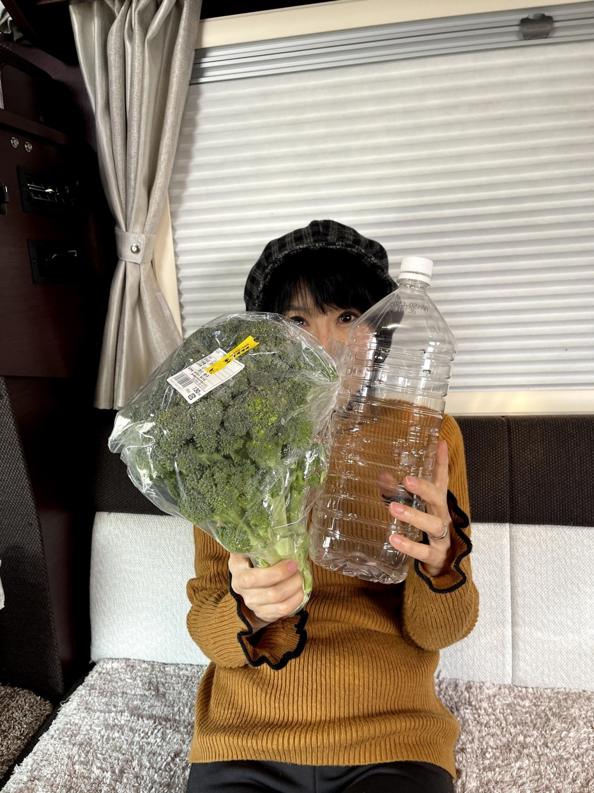 而來自日本Youtube 網紅「25歳逆年の差夫婦」的 Yoshitaka,拍拖七年卻竟然一直不知道女友竟然是位 62 歲的美魔女?的確,戴著口罩的 Aki 無論打扮、妝容都相當年輕,肉眼看起來絕對不像五十多歲!