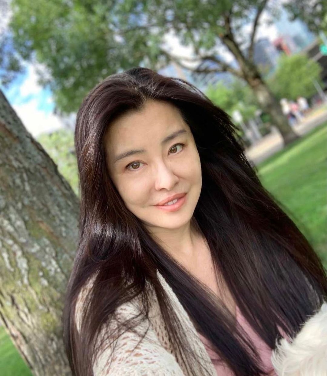而最近王祖賢就始終戒掉了「P圖癮」,一連分享了多張自然淡妝的清雅照片,反而獲得網民激讚!