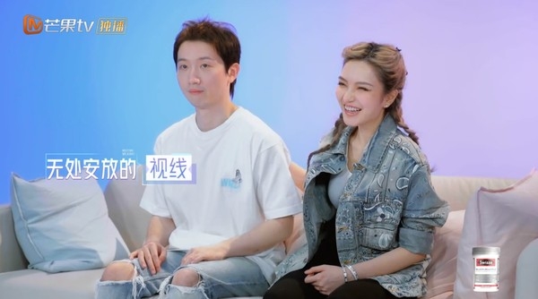 周揚青尷尬的掩臉:「沒錯,我戀愛了!這位是我的男朋友,噢我的天啊!男朋友,羅昊!」