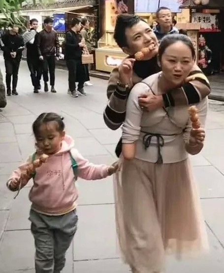 阿嬌因長期揹著老公留下隱患變成駝背