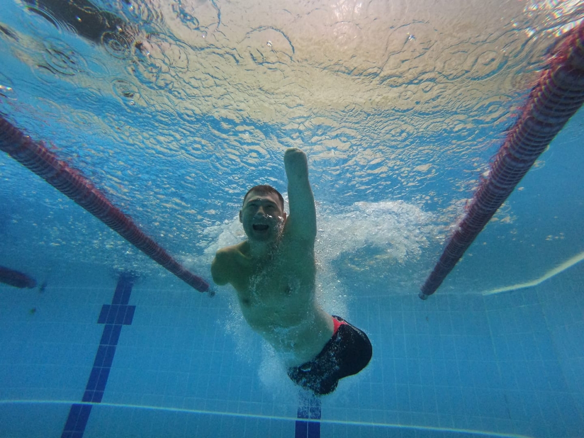 自白羅斯的選手Aliaksei Talai僅憑半隻左手完成賽事