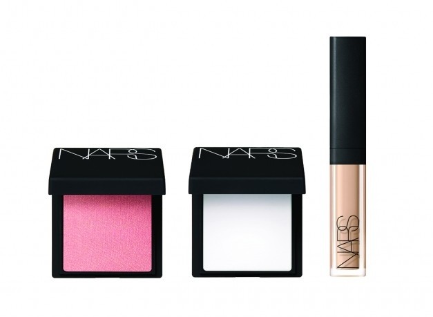 購買任何3件底妝產品滿HK$950**,即可獲贈1套3件人氣彩妝套裝禮品,包括迷你胭脂