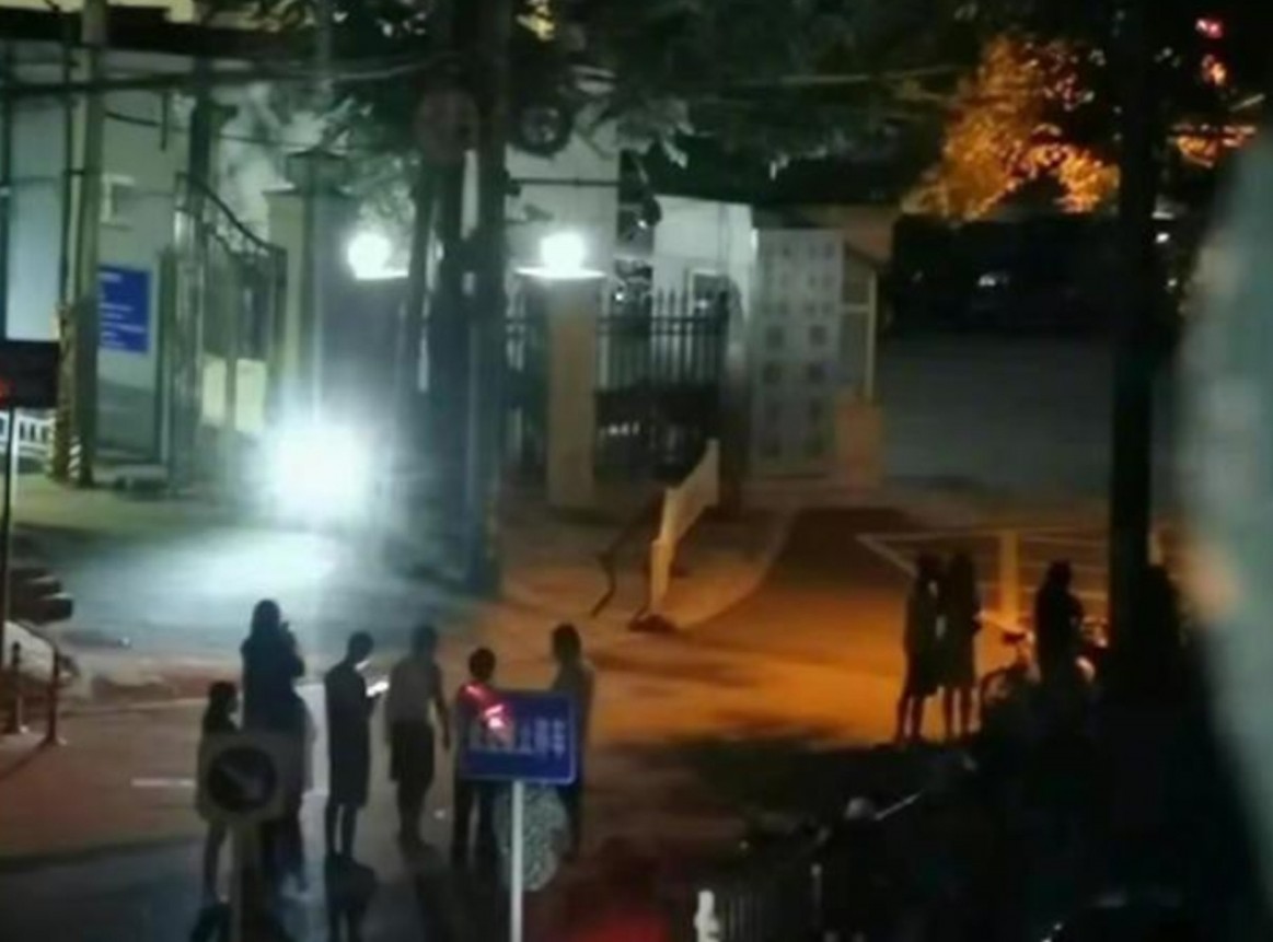 有網民形容「真愛粉」走火入魔,並有人分享出疑似監獄外有人聚集的情況。