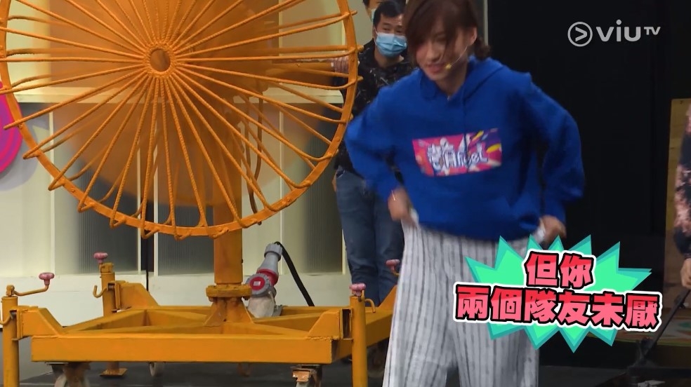 陳嘉倩杜汶澤｜陳嘉倩在《考有feel》竟把 Mirror 要著的睡褲著上身，令到 Mirror 隊要除她褲才可以完成任務。