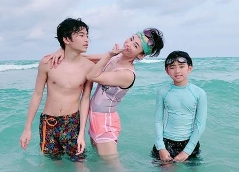 回顧張柏芝和謝霆鋒的兩位兒子 Lucas 和 Quintus 的成長照吧