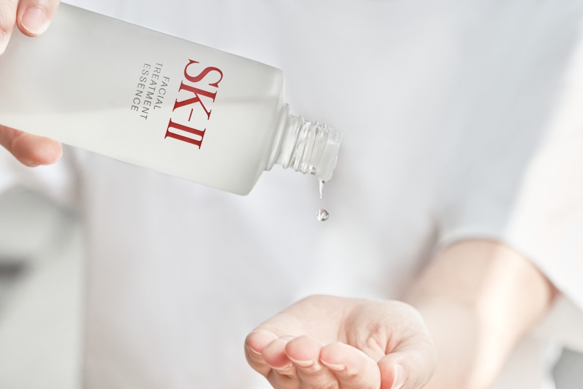 不少人都錯把sk ii 神仙水當成保濕爽膚水使用,如果用錯了方法,就不能把產品發揮應有效果了。不想浪費了這支精華液推薦No.1的神仙山,女生們就要留心!