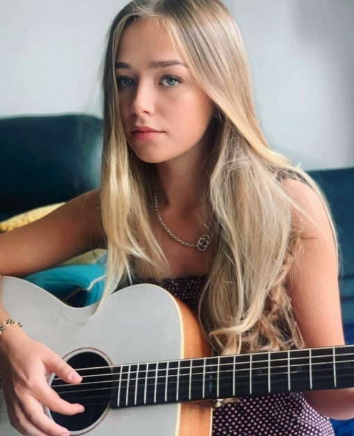 長大後的 Connie 完全沒有長歪,她的大眼睛和金髮讓她看起來十分像洋娃娃,身材和氣質都十分出眾