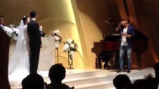 金鍾國也有出席李光洙妹妹婚禮,更在台上為二人獻唱