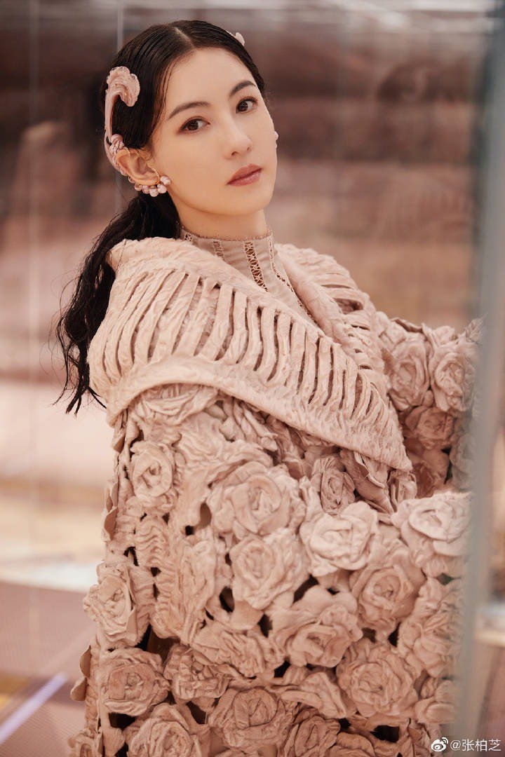 現年 41 歲的張柏芝與謝霆鋒育有兩兒子 Lucas 和 Quintus,離婚後在 2018 年生了第三兒子,但生父成謎。