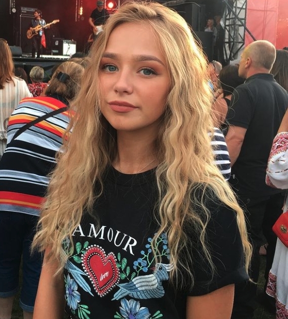 轉眼間 Connie Talbolt 已經20歲,成為了婷婷玉立的少女!長大後的 Connie 完全沒有長歪