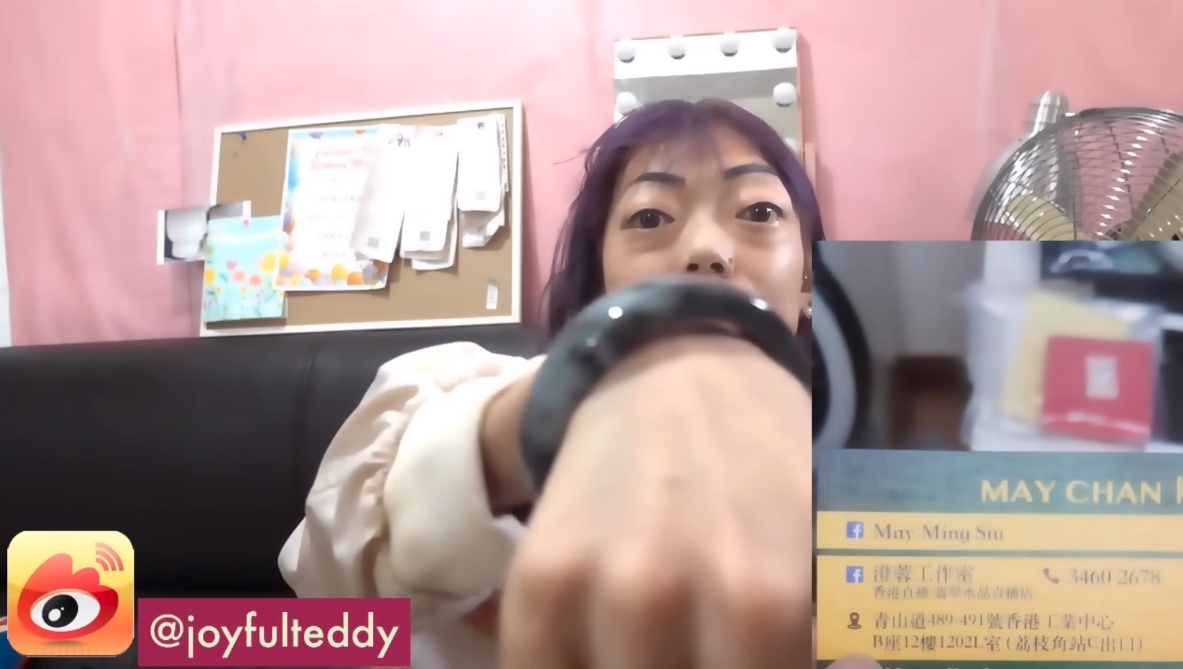 Constance 更有涉獵買賣翡翠、水晶等生意，賺取生活費。 Constance 現在用的手袋也只是平靚正的 CHARLES & KEITH，相當節儉！