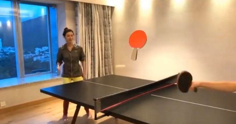 許晉亨李嘉欣結婚後曾在社交平台分享過半山豪宅的內部環境,在大廳空間大得可以放置一張乒乓波檯
