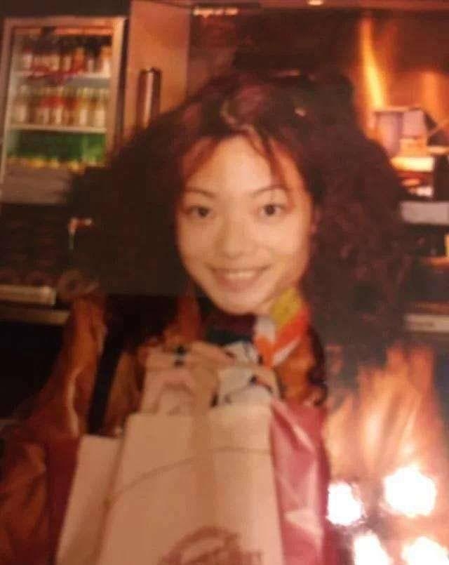 16歲時就被星探發掘，從而意外入行成為模特兒，很快便成為了娛樂圈中略有名氣的年輕模特兒！