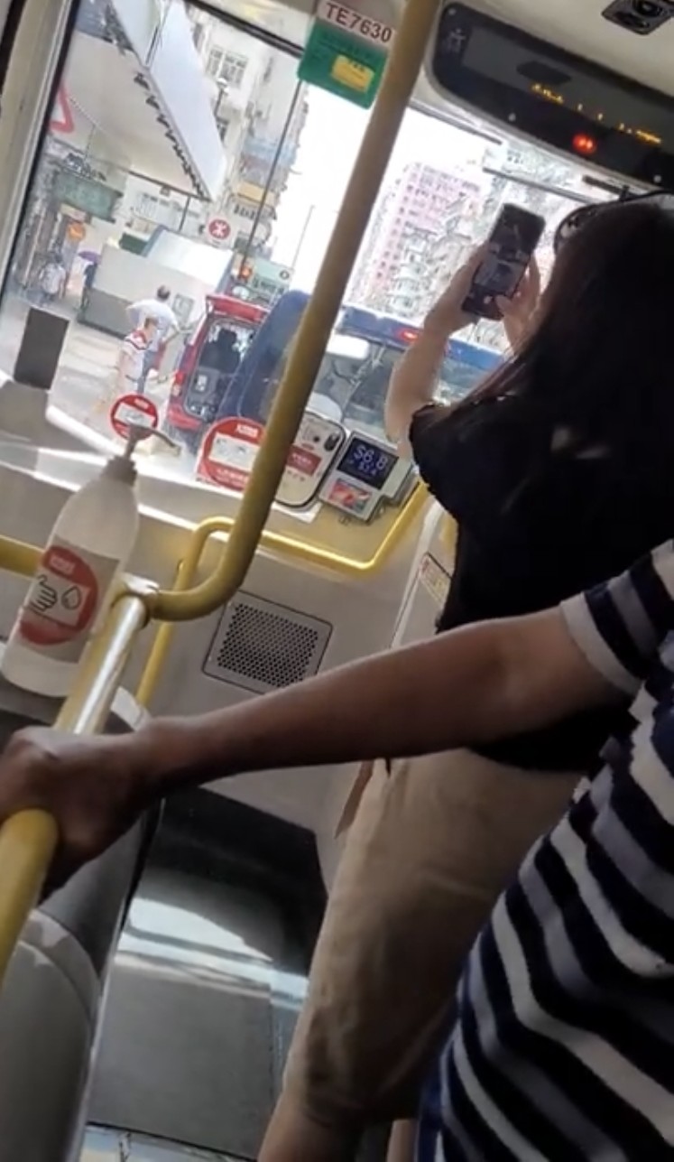 女子更愈來愈激動,出手拍打車廂,揚言要報警,更拿出手機拍下車長的樣貌!