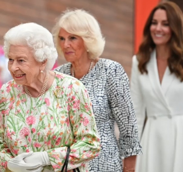 而他們夫妻兩人的官方IG帳號 @sussexroyal 這一年來亦失去了約70萬名粉絲,反之,威廉王子夫婦的官方IG帳號則漲粉過百萬,人氣高下立見!