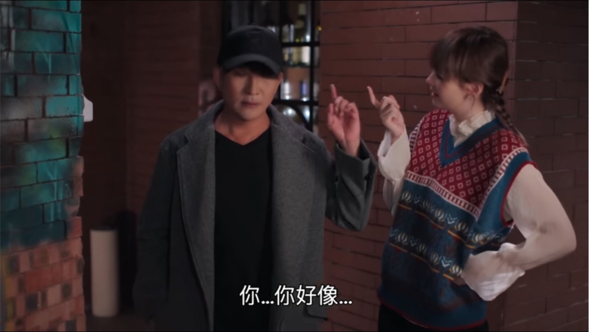 模仿Anson Lo造型的張立基身穿灰色長褸、帶上黑色Cap帽現身