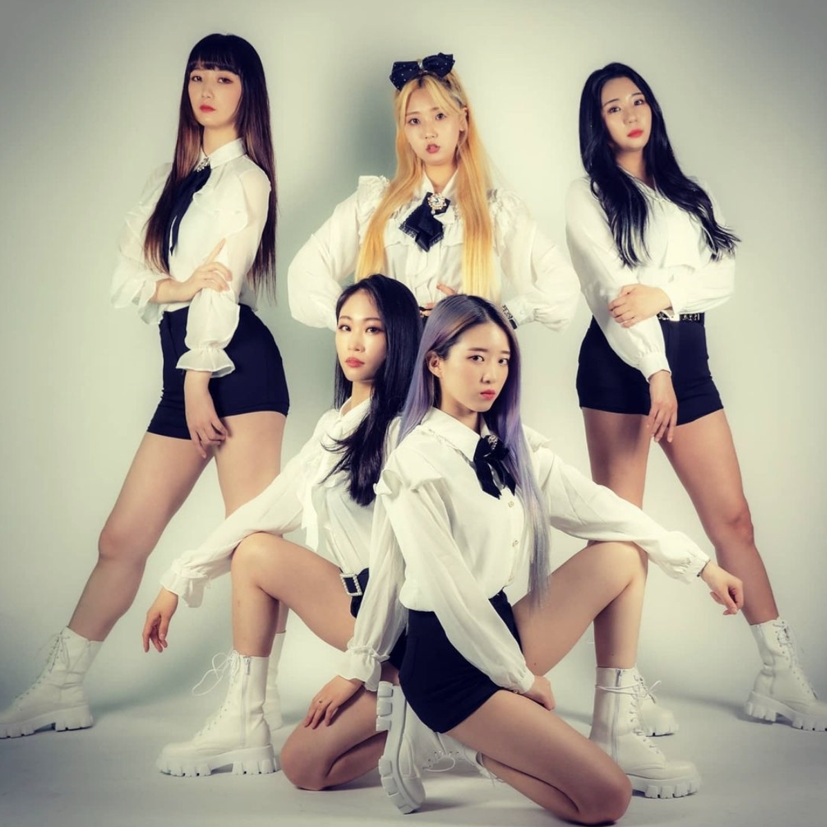 韓國女團SOLIA出道。