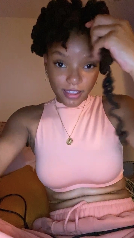 Halle Bailey 竟然自己動手將一條條 dreadlocks 纏繞起來,變成清爽的短髮!