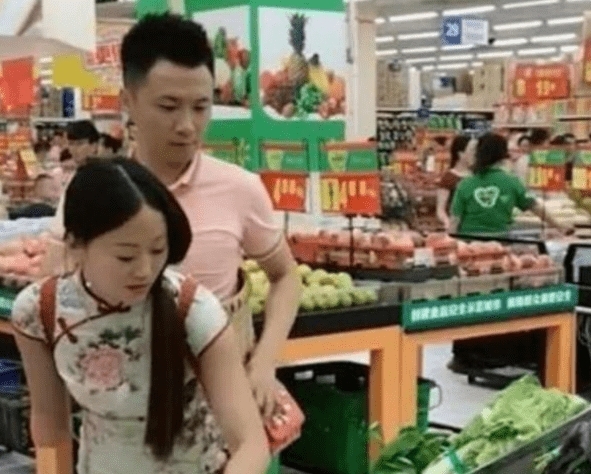 結婚時男方還許下誓言:「我做你的腿,你做我的手,彼此相依為命。」