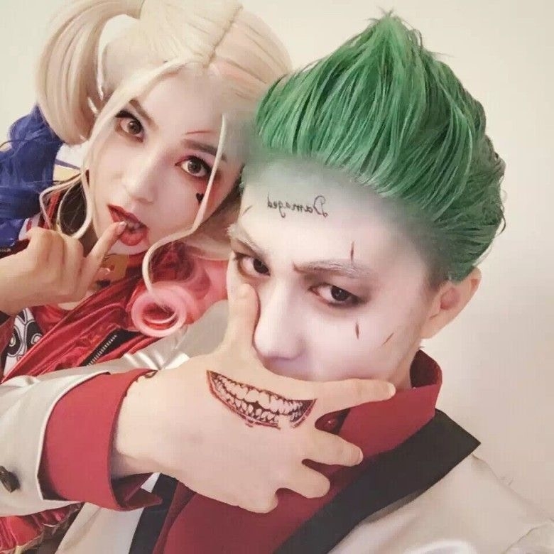 何猷君和女子組合少女標本成員袁紫僑 Coco 一起上戴了一張打扮成自殺突擊隊的小丑及小丑女角色的相片