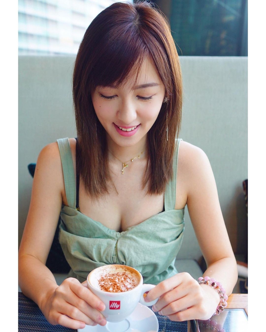 陳嘉倩杜汶澤｜網民認為陳嘉倩 IG 相全用了超強濾鏡，穿搭及拍照的角度都給人一種「港女feel」