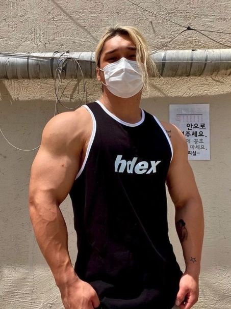 金在恩「雕塑般的身材......」、「神級顏值+肌肉」