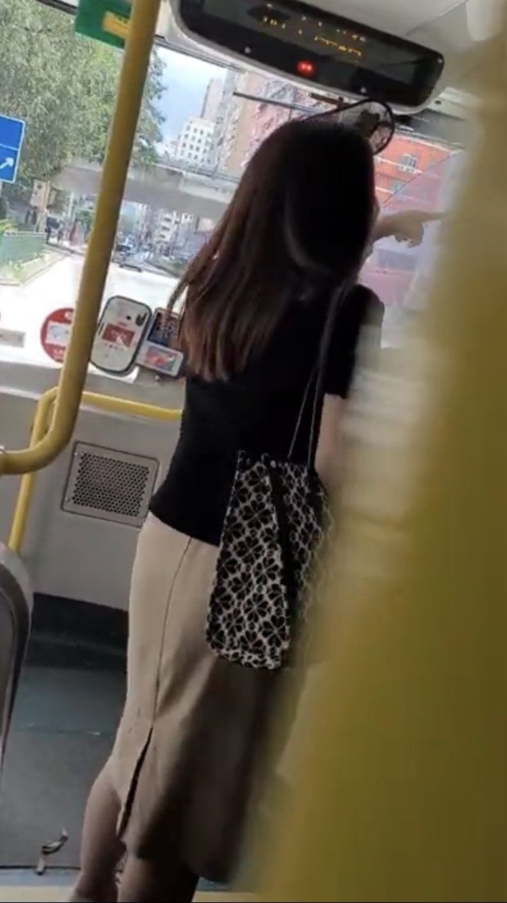 該女子走上車頭繼續大叫,「有無搞錯呀!我落咗嚟你唔開門!」