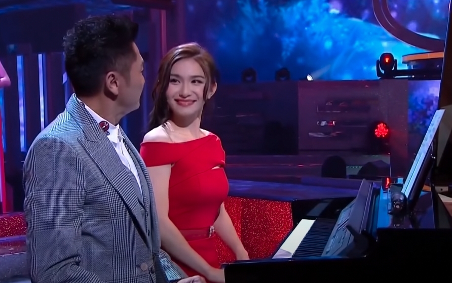 2021香港小姐冠軍大熱人馬:關楓馨(Fabienne)在準決賽就獲爸爸關禮傑的助攻,現身撐場更表演四手聯彈合奏鋼琴