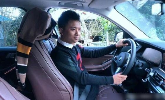 有傳他們更換了大房子,小波還買了百萬名車。