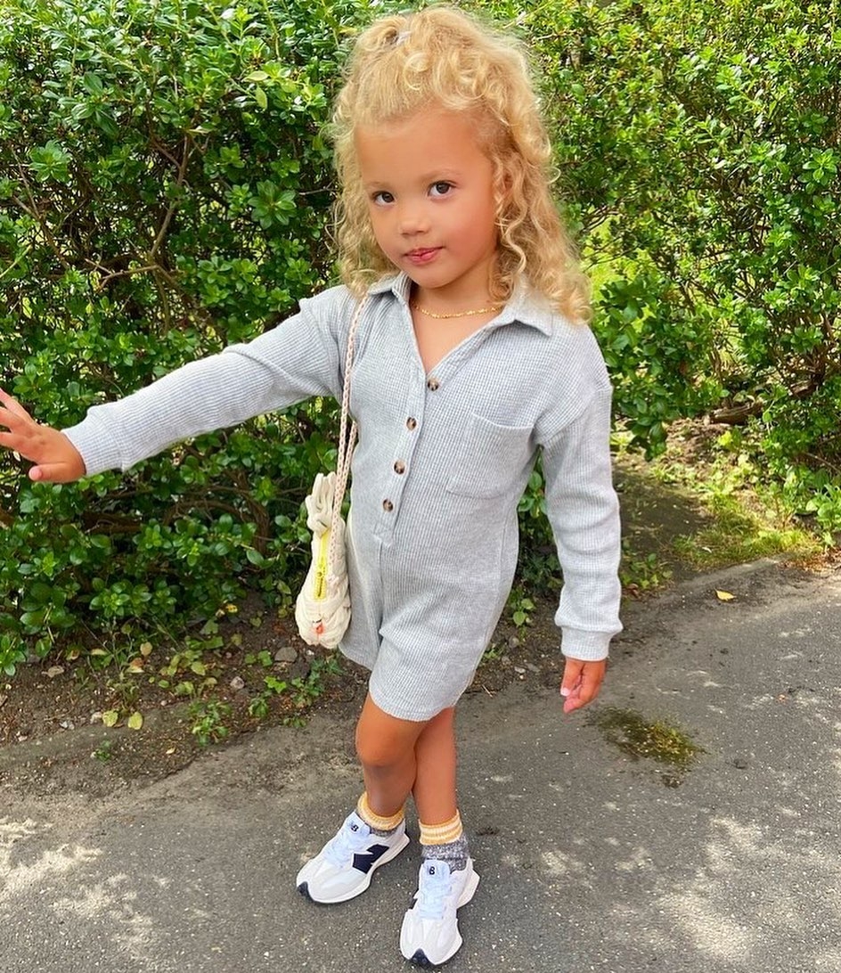 有媽媽認為只要子女樂在其中便可以,亦有媽媽指責 Sophie 把女兒當作生材工具,令她的童年在工作中度過