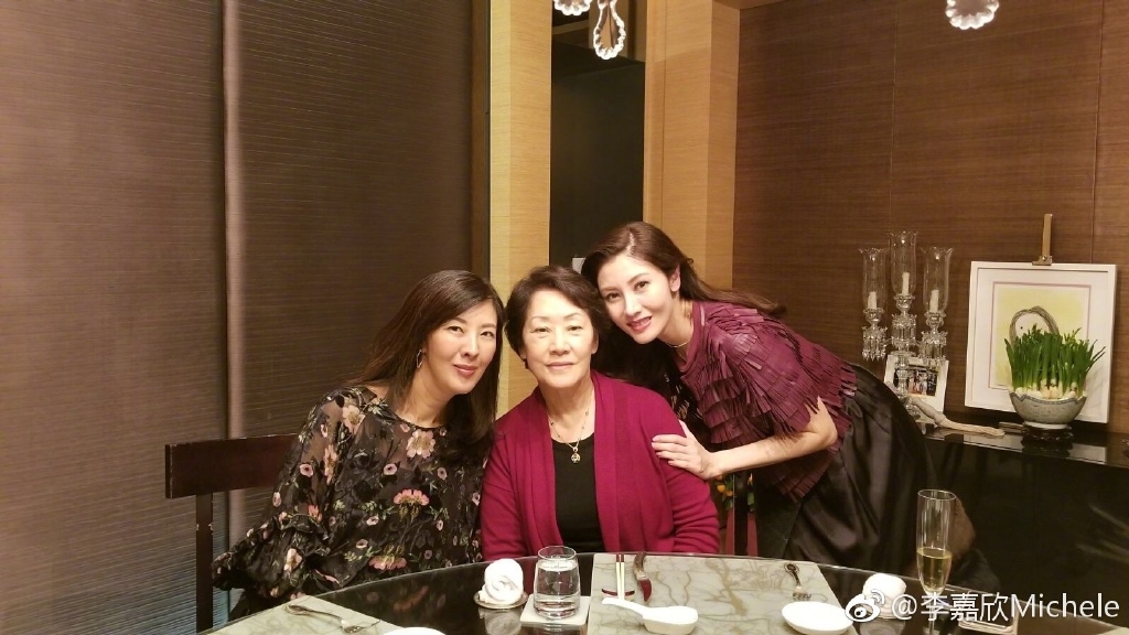 原來李嘉欣不時都會上載與姐姐的合照,不過卻從來不會 hashtag 姐姐,相當低調!