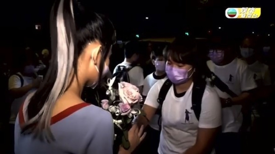 炎明熹獲粉絲團獻花超詭異