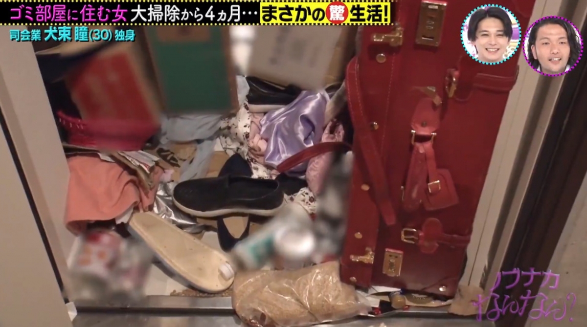 一開門就有滿滿的雜物在眼前,還把通道塞得無處可進,讓人懷疑是否誤進了垃圾房的門口。