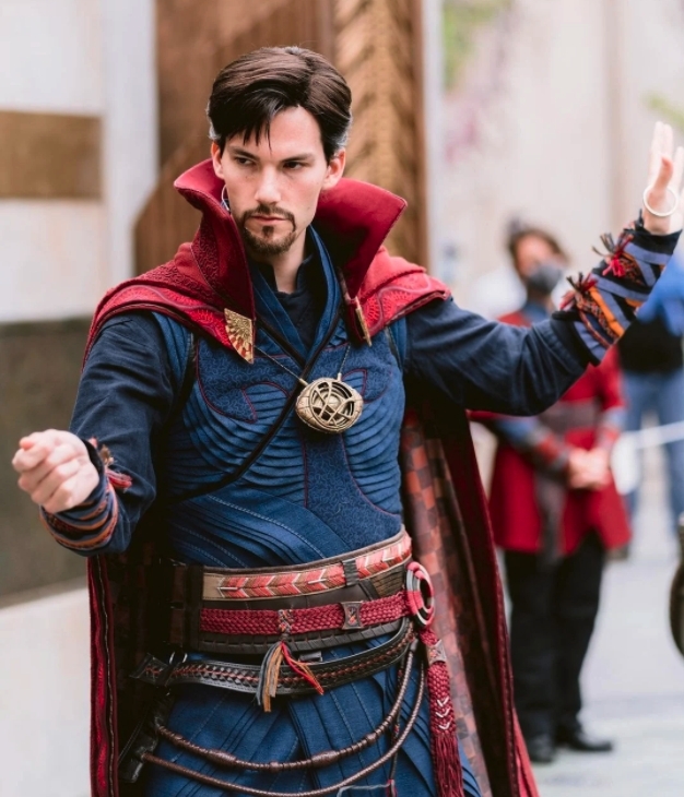 美國加州迪士尼樂園的「復仇者園區」(Marvel Avengers Campus)正式開幕!一位「奇異博士」的演員還原度十分高